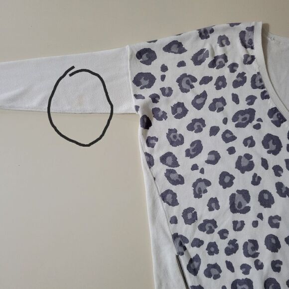 Express Women's Leopard Print V-neck Hi-Low Pullover Sweater with Zipper Detail - Picture 15 of 15